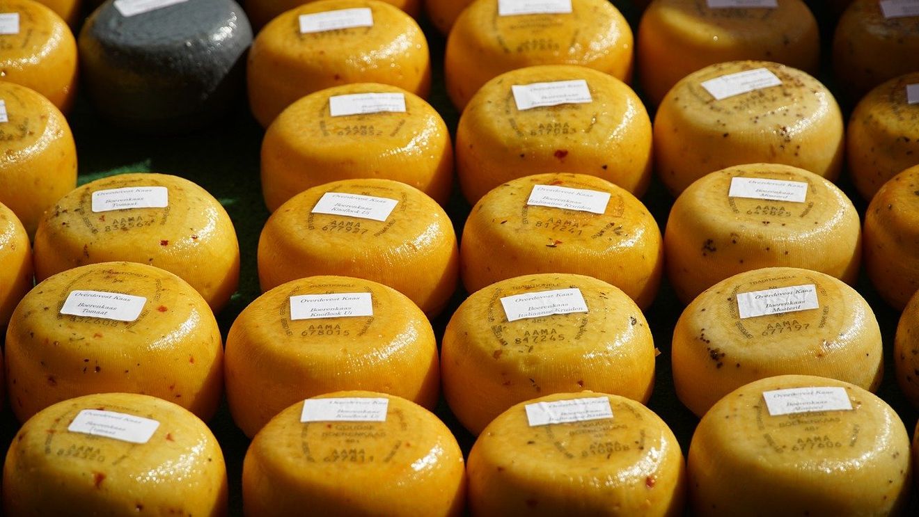 Un poliţist german şi-a pierdut slujba după ce a furat 180 kg de brânză cheddar