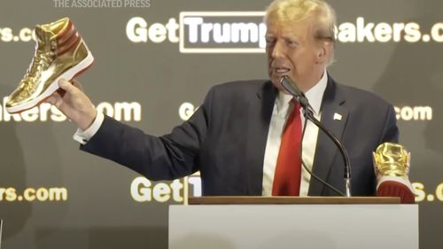 VIDEO Donald Trump a lansat o linie de încălţăminte sport / Pantofii sport aurii costă 399 de dolari / ”Cred că va fi un mare succes”