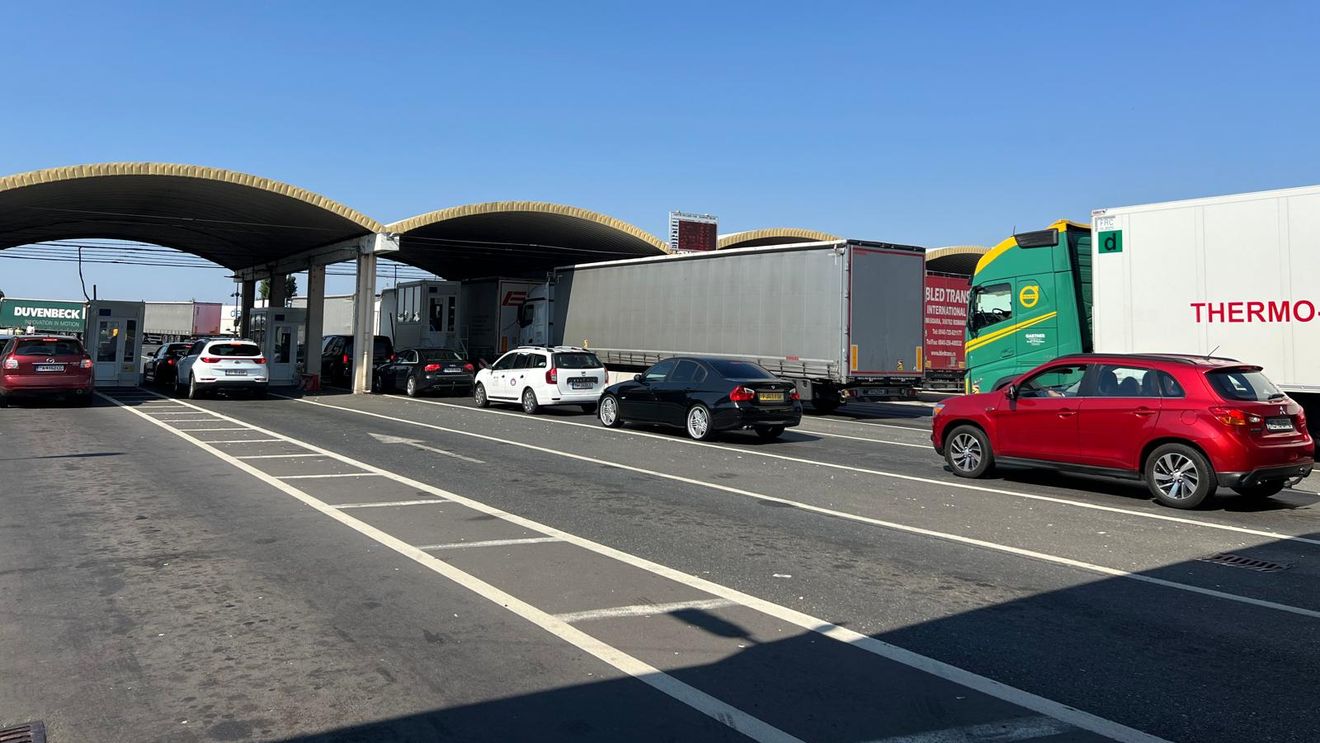 VIDEO FOTO Cozi de TIR-uri de 5 kilometri pe podul Giurgiu-Ruse / Timpul de așteptare este de 4-5 ore / Traficul este afectat din cauza lucrărilor de la pod