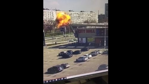 VIDEO Rușii au lovit cu o rachetă un bloc de locuințe din Zaporojie. Zelenski: „Rusia bombardează orașul cu o cruzime brutală. Lovituri asupra zonelor rezidențiale în care locuiesc oameni obișnuiți și copii”