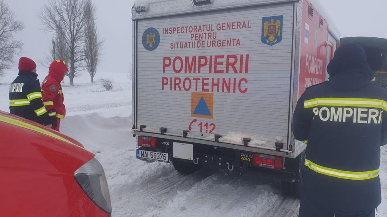 Intervenții ale pompierilor pentru transportarea unor persoane aflate în diverse situații medicale