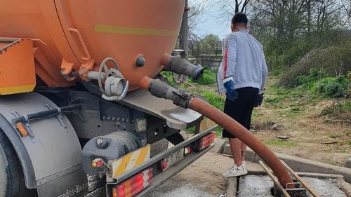 Șase vidanje surprinse într-o localitate de lângă București în timp ce se pregăteau să descarce ape neepurate direct în râu