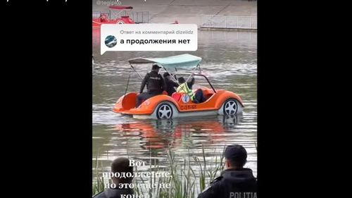 Operaţiune neobişnuită a poliţiei din Moldova, pe o maşină plutitoare, cu pedale, pe lacul din Valea Trandafirilor