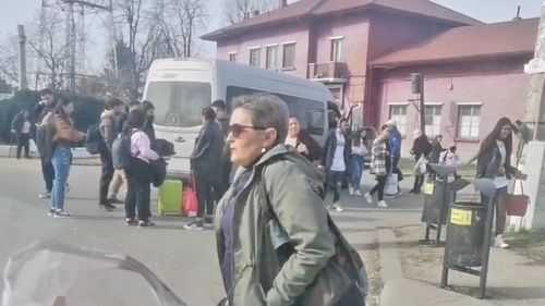 VIDEO 27 de pasageri, majoritatea copii, au fost surprinşi în Gara Periş (IF) în timp ce coborau dintr-un maxi-taxi pirat de doar 16 locuri