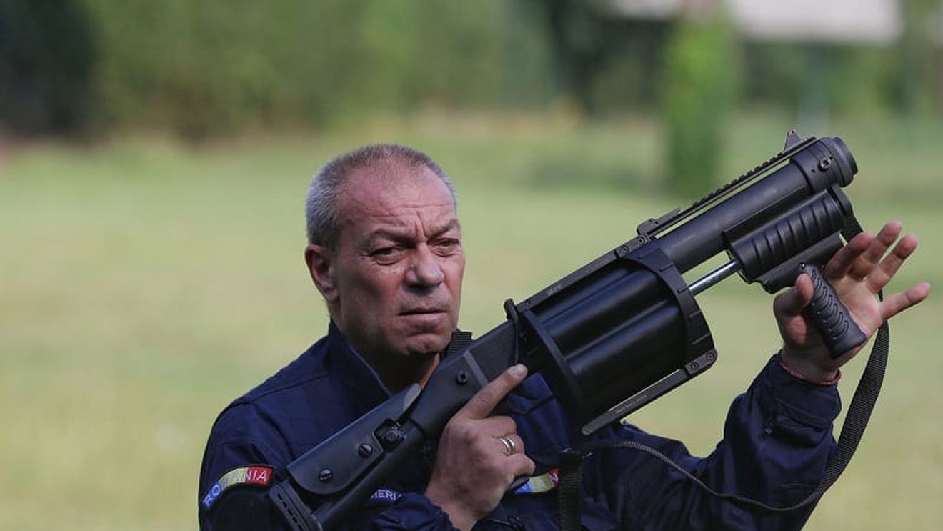 FOTOGALERIE Jandarmii au făcut demonstrație cu muniția de la protest: E neletală