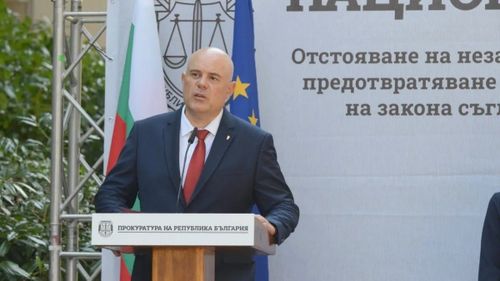 Procurorul general a scăpat unei tentative de asasinat: Bine că am schimbat maşina în ultimul moment  / Bomba cu şrapnel, plasată pe marginea drumului într-o curbă în care maşinile încetinesc, a făcut un crater cu diametrul de 3 metri