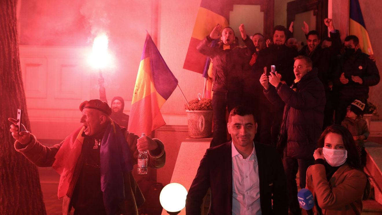 AUR ”în numele Lui Dumnezeu”: Apărarea creștinilor de gay și atei, multiculturalismul este paravan pentru neomarxiști, relația cu ”globaliștii” SUA nu există/ Unirea cu Basarabia și România Mare în Europa (program politic)