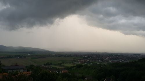 UPDATE Avertizare RO Alert, cod portocaliu de averse torențiale, descărcări electrice, intensificări ale vântului și grindină în județul Prahova / Au fost luate de viitură 3 autoturisme