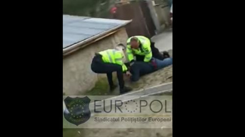 Un şofer băut nu a oprit la semnalele poliţiştilor / Mai multe persoane au intervenit şi i-au agresat pe poliţişti (sindicatul Europol)