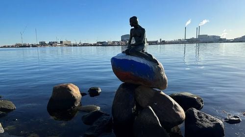 Monument vandalizat în capitala daneză: Steagul rusesc, pictat pe statuia Micii Sirene din Copenhaga