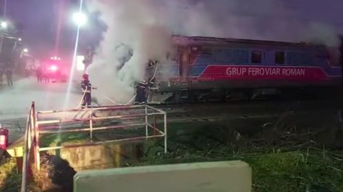 VIDEO Prahova: Traficul a fost reluat pe calea ferată, după incendiul izbucnit la locomotiva unui tren marfar privat, care a ținut circulația blocată pe raza localității Brazi timp de 3 ore