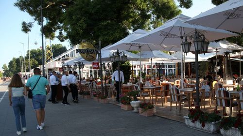 FOTO Ce vor găsi în Mamaia turiștii care vin la începutul programului Litoralul pentru toți/ Cum arată și ce prețuri sunt în cea mai mare stațiune de pe litoral la startul sezonului estival
