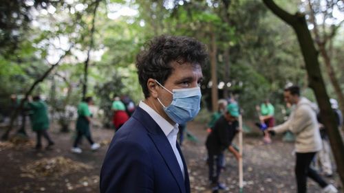 Nicușor Dan, în Parcul Cișmigiu: Dacă vom decide să externalizăm serviciile, înseamnă că vom contracta o firmă privată care să facă curat pe alei, să strângă frunze, crengi, să golească coșurile de gunoi/ Anul ăsta nu s-a pus problema să facem amenajări peisagistice, nu au fost bani