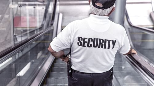 Foc de armă tras de un paznic de la un hotel dezafectat din Mamaia pentru a opri doi bărbaţi care luaseră o canapea din clădire / Ulterior, unul dintre bărbaţi a căzut şi s-a lovit, primind îngrijiri medicale