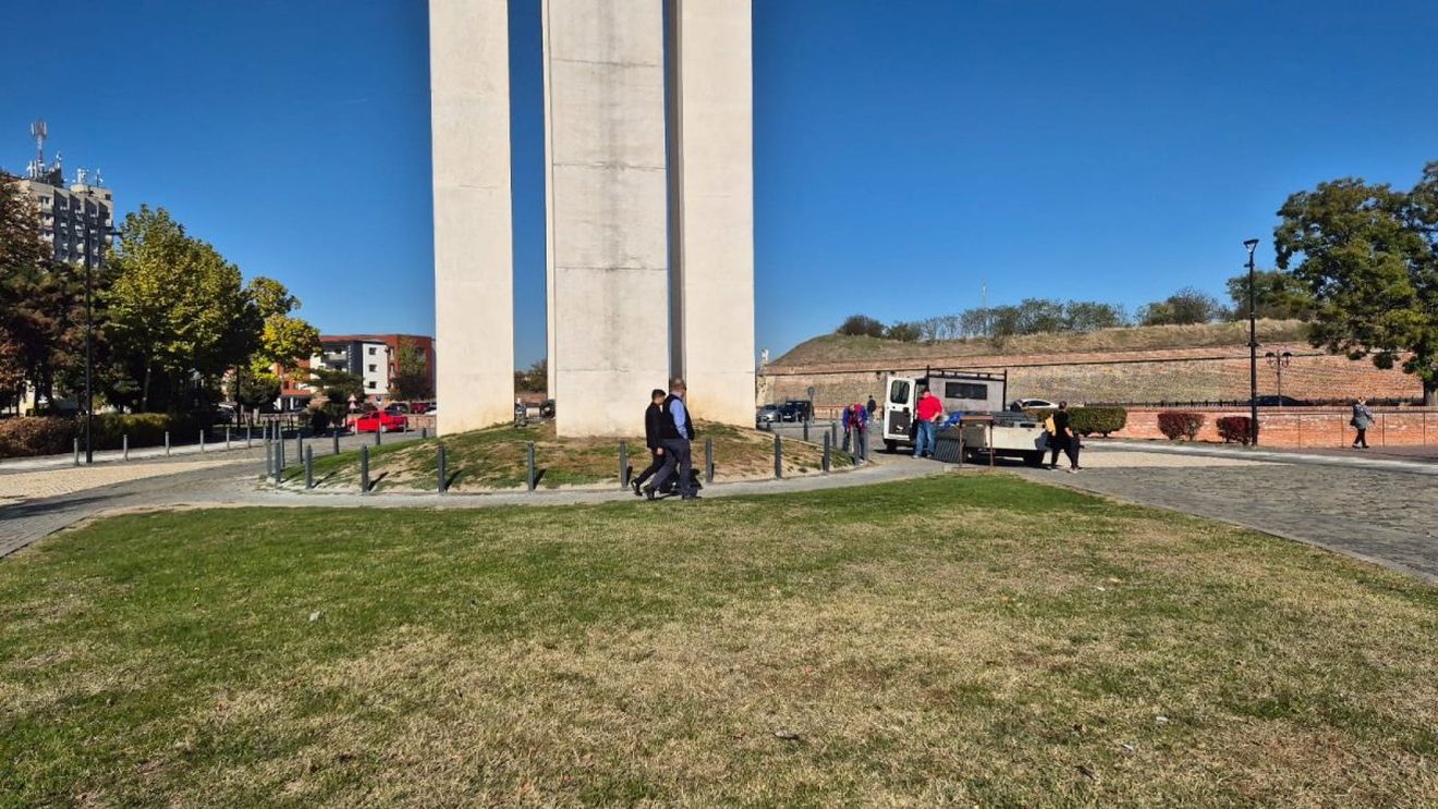 Monumentul Unirii din Alba Iulia, împrejmuit cu un gard de fier / Administrația vrea ca acesta ”să fie frumos și să nu se mai scrie pe el” / Va fi deschis doar cu ocazii speciale, la depuneri de coroane