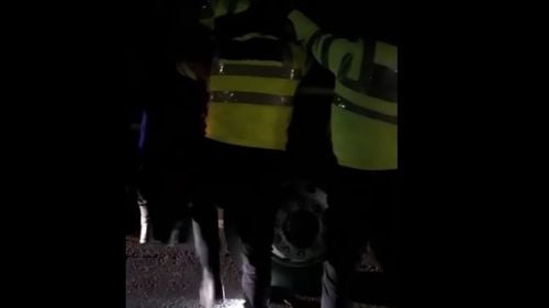 VIDEO Un șofer de TIR care transporta 30 de tone de combustibil, prins băut la volan / A fost dat cu forța jos din cabină de către polițiști