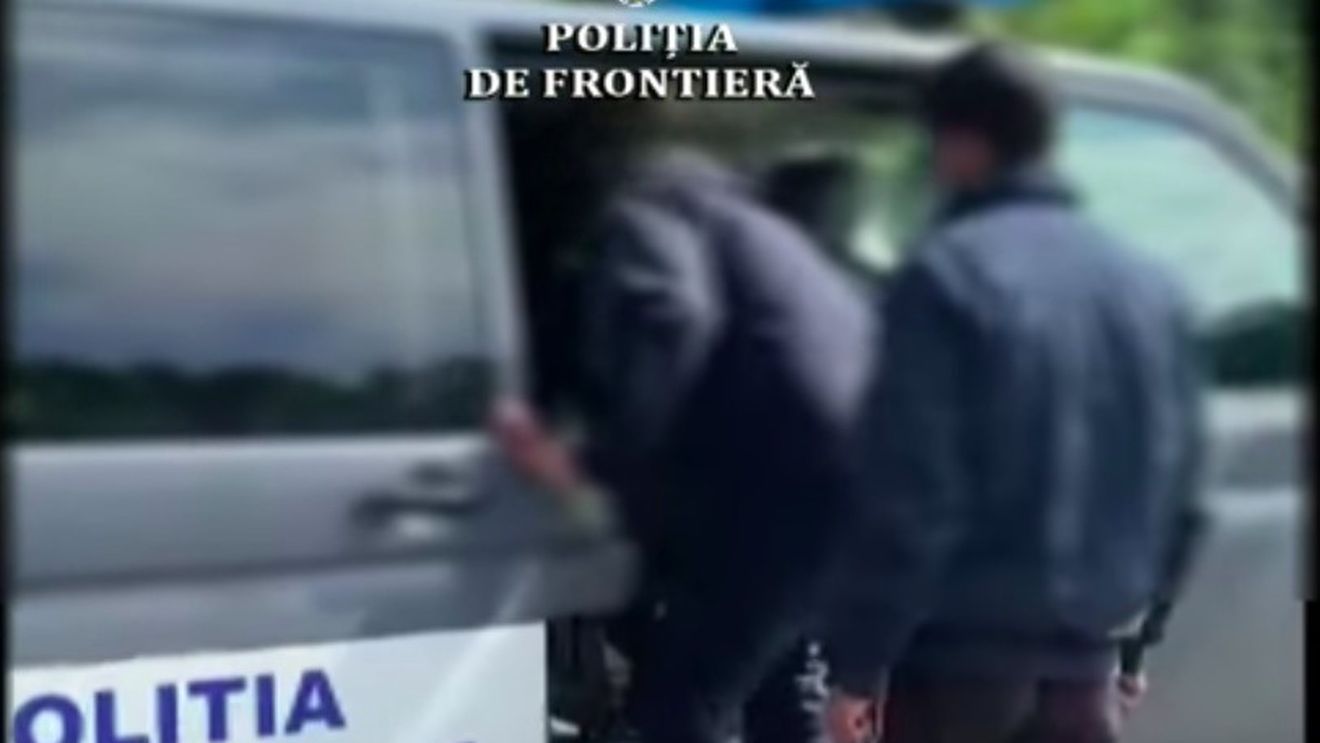 Dosar pentru contrabandă: Ţigări, motorină, insecticid şi votcă, descoperite la frontiera cu Ucraina într-un microbuz