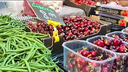 Bogăție de legume și fructe de primăvară în piețele de la Mediterana. Cât costă pepenii, roșiile sau sfecla