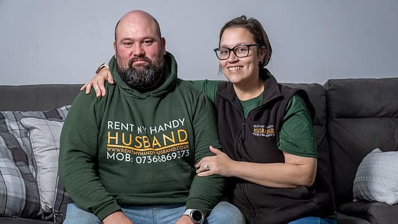 O femeie din Marea Britanie își închiriază soțul cu 44 de dolari pe oră pentru lucrări de bricolaj, faianțare și decorare pentru alte familii/ Cuplul oferă reduceri pentru persoanele în vârstă și persoanele cu dizabilități