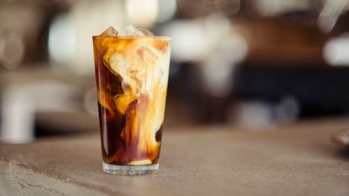 Cum poți folosi zațul de cafea pentru un “cold brew” ieftin și ușor de făcut acasă
