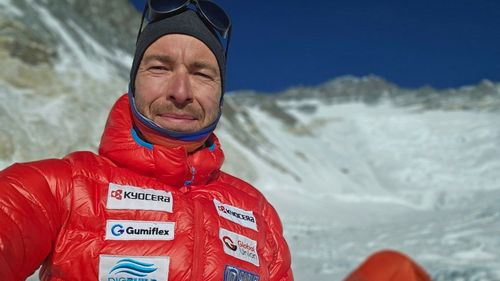 Trei șerpași și un elicopter îl caută pe alpinistul ungar Szilárd Suhajda, care a plecat să cucerească Everestul fără utilizarea buteliilor de oxigen și fără ajutorul cărăușilor de mare altitudine / Șansele să mai fie găsit în viață sunt mici