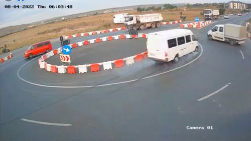 Localnicii din Lețcani - Iași protestează de zile în șir, cerând un semafor la o trecere de pietoni periculoasă