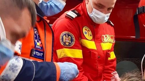 Un bărbat de 63 de ani a murit după ce a fost evacuat de polițiști dintr-un local cuprins de un incendiu / Poliția: Bărbatul avea asupra sa mai multe medicamente. Cauza exactă a decesului va fi stabilită în urma necropsiei