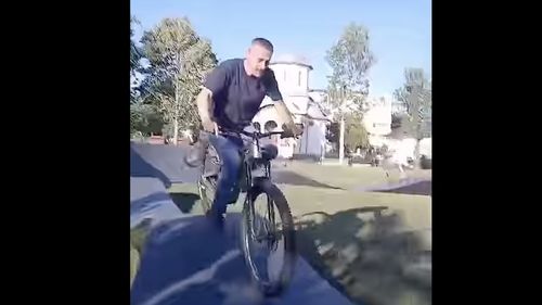 VIDEO Primarul din Slatina, dus la Spitalul Universitar București după ce a căzut cu bicicleta / Mario De Mezzo este operat pentru fractură la șold