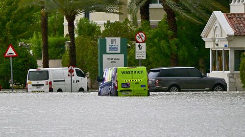 Inundații pe străzile din Dubai / Populația, îndemnată să rămână în case