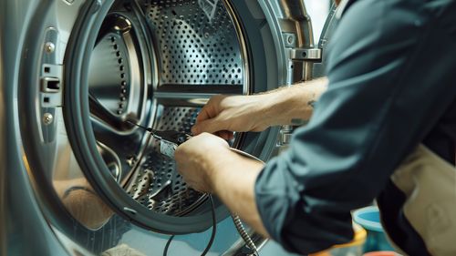 Avertismentul unui expert: Nu spăla niciodată acest obiect banal în mașina de spălat – îți poate distruge aparatul