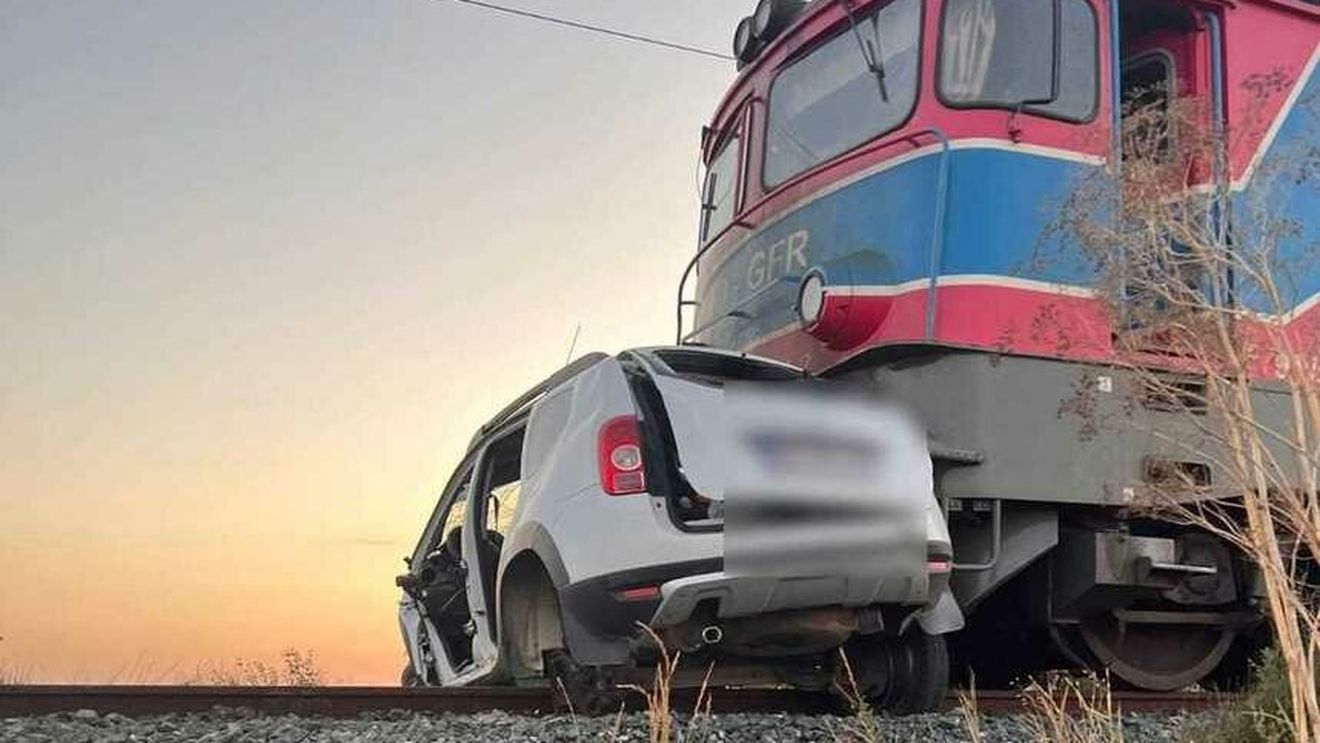 Trafic feroviar blocat pe ruta Buzău-Galați, după ce un tren a lovit o mașină pe calea ferată/ Trei morți și o persoană în stare critică