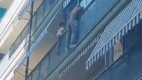 Un migrant brazilian care a salvat un copil în pericol să cadă de la un balcon, aclamat ca erou în Spania