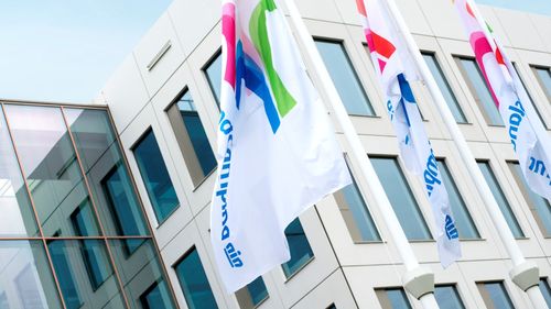 Friesland Campina, lider pe piața lactatelor din România, vinde afacerea românească către maghiarii de la Bonafarm Group, deținuți de un apropiat al lui Viktor Orban. Tranzacția include celebrul brand Napolact și facilitățile de producție din Cluj și Târgu Mureș