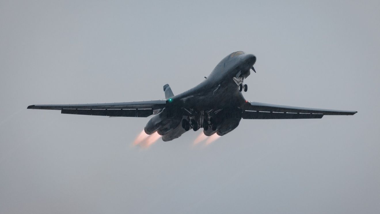 ”Am fost aruncați cu toții în tavan”/ Un avion a plonjat 100 de metri pentru a evita o coliziune în zbor cu un avion supersonic de tip Hawker Hunter
