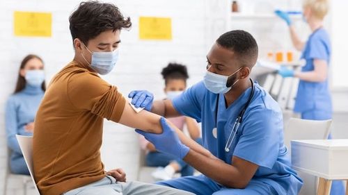 Moderna anunţă rezultate bune pentru vaccinul său combinat care vizează COVID-19 şi gripa