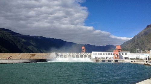 Apa Bitcoin. Doi italieni transformă hidrocentralele din întreaga lume în mine digitale / ”Transformăm energia în putere de calcul și o vindem celui care oferă mai mult”