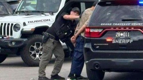 Un bărbat deschide focul dintr-un vapor în North Carolina, omoară cel puţin trei persoane şi răneşte alte opt pe terasa unui bar la malul mării, la Southport/ Un suspect arestat