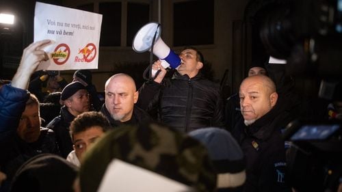 George Simion, liderul partidului extremist AUR, scandal cu jandarmii la Ambasada Austriei