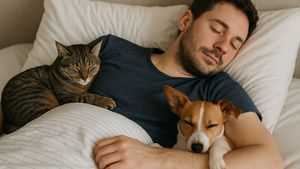 Cu ce animal de companie este mai bine să dormi: Cu câinele sau pisica? Iată ce spune un nou studiu (VIDEO)