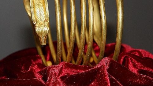 Ministerul Culturii confirmă că au fost furate coiful de aur de la Coțofenești și trei brățări dacice din aur de la Sarmizegetusa Regia: "Toate piesele furate fuseseră asigurate în conformitate cu legislația românească și standardele internaționale"