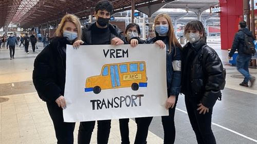 Protest al elevilor în Piața Victoriei, față de intenția Guvernului de a elimina transportul gratuit și pentru ei, după anunțul Premierului că gratuitatea pentru studenți pe calea ferată va fi eliminată