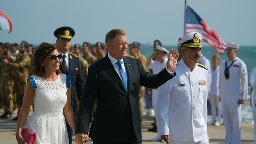 Iohannis, baie de mulțime la Constanța/ Un bărbat către șeful statului: "Ce faceţi cu doamna Viorica?"