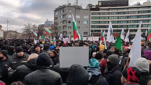 Ciocniri între poliţie şi manifestanţi împotriva restricţiilor anticovid la Sofia / Protestatarii încearcă să intre în sediul Parlamentului