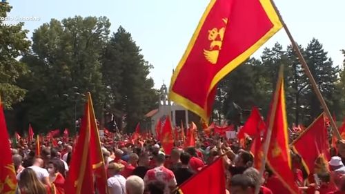 Politică și religie în Balcani: Câteva mii de protestatari au blocat drumurile pentru a stopa întronizarea noului mitropolit al Muntenegrului, nemulțumiți de subordonarea față de Biserica Sârbă