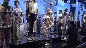 Pentru prima dată în istoria brandului italian de 40 de ani, Dolce & Gabbana expune în capitala franceză a modei