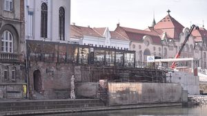 Primăria Oradea a deschis proces împotriva cunoscutului afacerist Ludescher Csaba, care a amenajat ilegal o terasă în curtea Sinagogii Sion