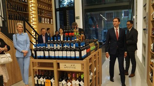 Noi detalii despre șefii justiției din România plecați în Brazilia: vizită la magazinul de băuturi alcoolice al unei companii românești. Evenimentul nu a fost comunicat public de instituții