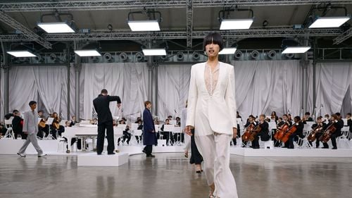 Maison Margiela primăvară-vară 2026: Glenn Martens reinterpretează moștenirea casei prin echilibru între purtabilitate și avangardă, redând brandului luciditatea și misterul originar