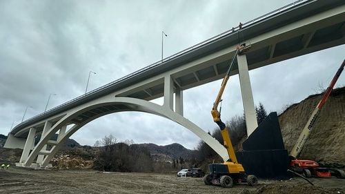 FOTO Primul pod metalic în arc de cerc cu cale de rulare în partea superioară, pe DN73, în județul Argeș, va fi deschis până la finalul lui noiembrie / Podul preia traficul rutier pe traseul Rucăr-Bran