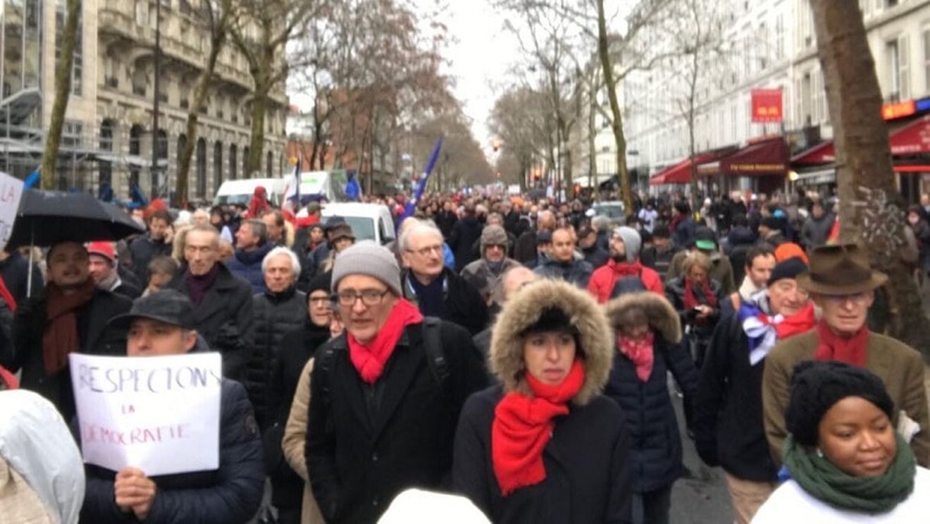 După „vestele galbene“, mii de „fulare roșii“ manifestează la Paris pentru „a apăra democrația și instituțiile“
